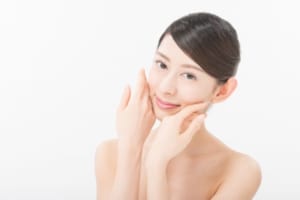 スキンケアする女性